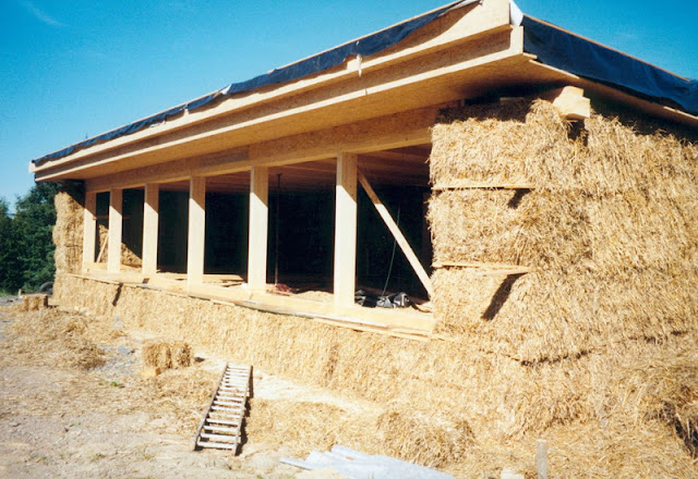 Процесс строительство дома из соломы