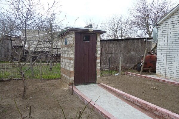 Кирпичный туалет на даче
