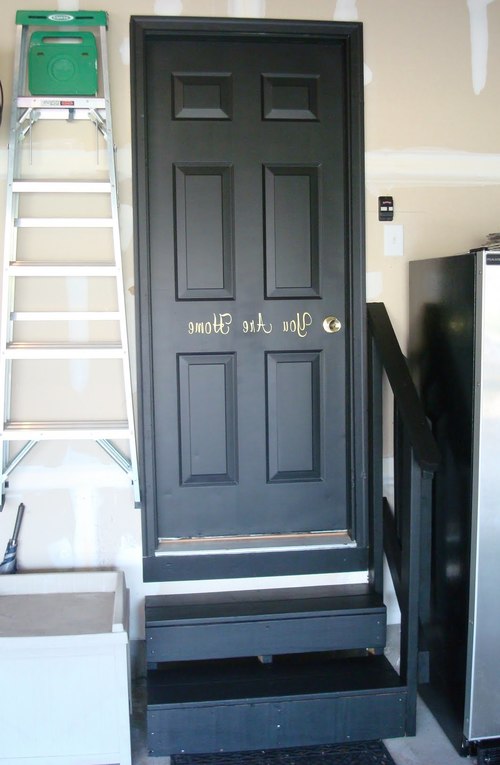 Дверь, окрашенная в чёрный цвет