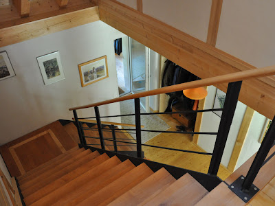 Внутренний вид дома. Лестница - Австрийский домик Вернера Шмидта с 2-х метровыми стенами Внутренний вид дома. Лестница