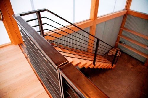 Комбинированные лестницы из металла и дерева