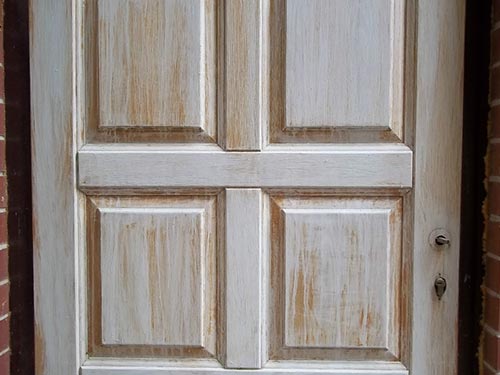 На фото показано как отреставрировать старую деревянную дверь
