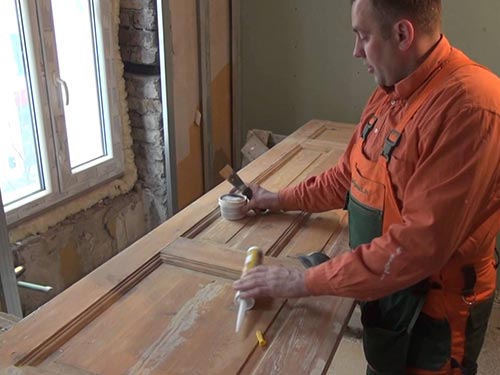 Реставрация деревянных дверей своими руками