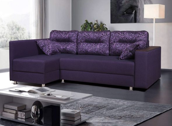 Фиолетовый диван в спальне гостиной