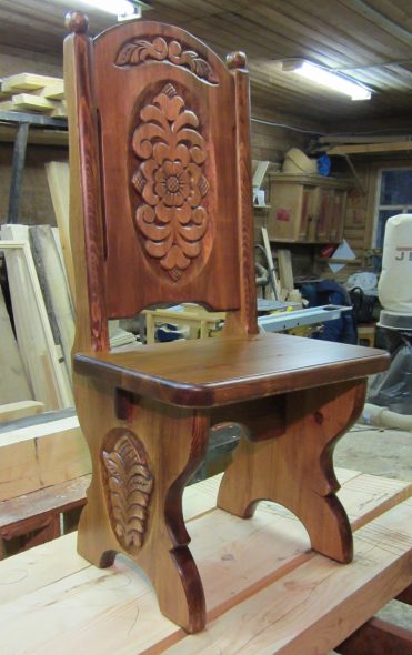 Деревянный резной стул