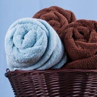 свёрнутые полотенца в ванной