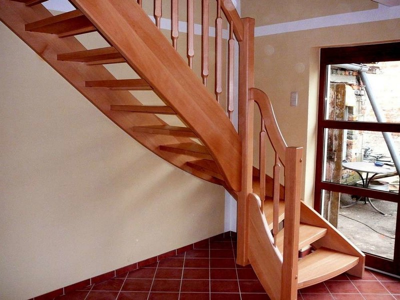 Устройство деревянной лестницы на второй этаж