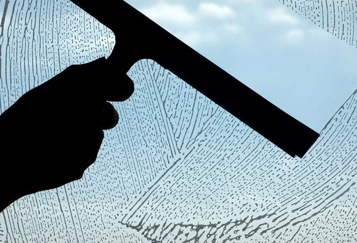 Как помыть окна без разводов в домашних условиях народными и средствами и бытовой химией?
