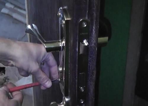 Врезка замка в металлическую дверь: описание технологии и инструменты