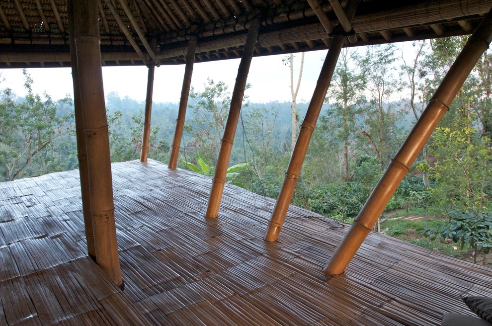 Бамбуковые колонны в бунгало