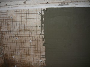 Частичное оштукатуривание задней стены повех металлической сетке