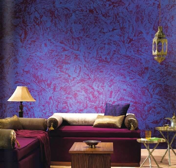 Яркий и эффектный рисунок стены в гостиной