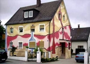 Необычный дом с рисунком