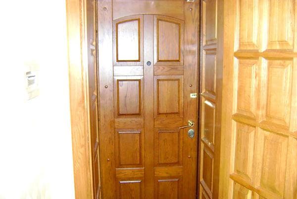 Деревянная утепленная дверь