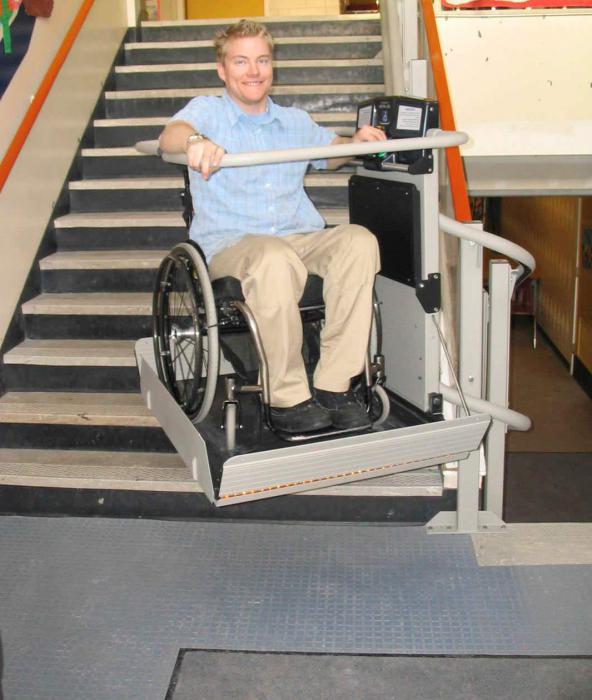 Подъемник для инвалидов по лестнице
