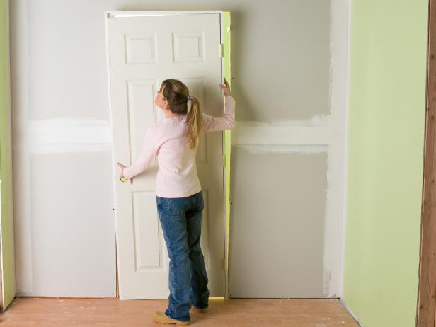 Как вставить деревянную межкомнатные двери