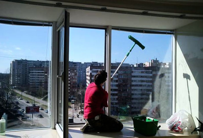 Мытье окна снаружи