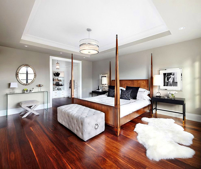 Деревянная кровать с быльцами придаст комнате эффект геометричности и перспективности
