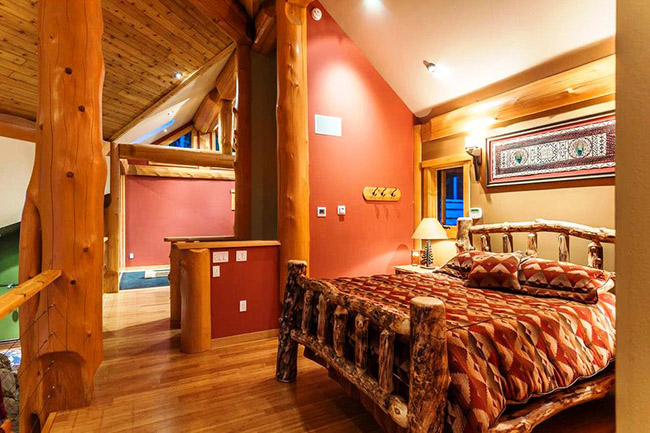 Деревянная кровать – выбор для тех, кто поддерживает экологичные и безопасные для здоровья предметы быта