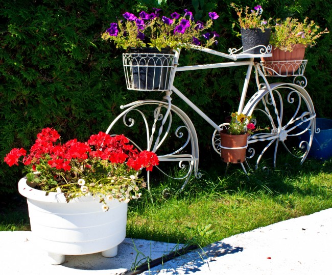 Садовый кованый декоративный аксессуар в виде велосипеда с корзинками-кашпо для цветов