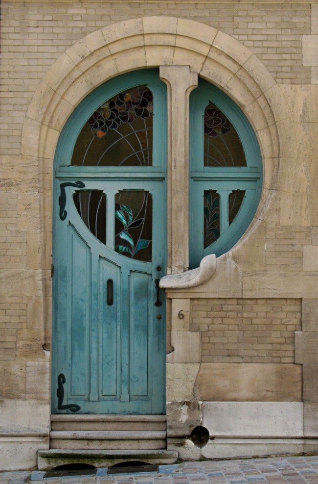 Лучшие входные двери в частный дом. Единичный экземпляр: деревянная дверь с витражными вставками в стиле ар-нуво на одной из улиц Брюсселя