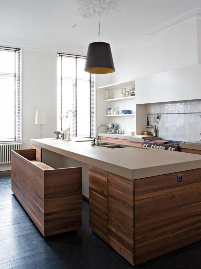 Кухня модерн с деревянными элементами и интересной скамьёй вместо стульев