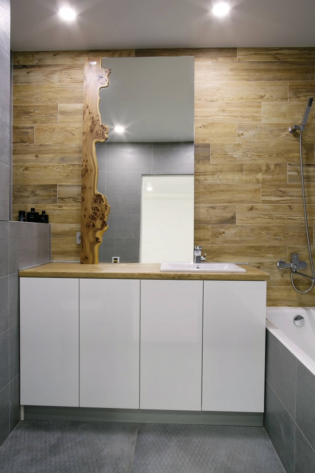 Компактная ванная в городской многоэтажке, древесная теплота которой дарит ощущение близости к природе 