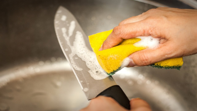 Промывать нож необходимо в промежутках между заточкой