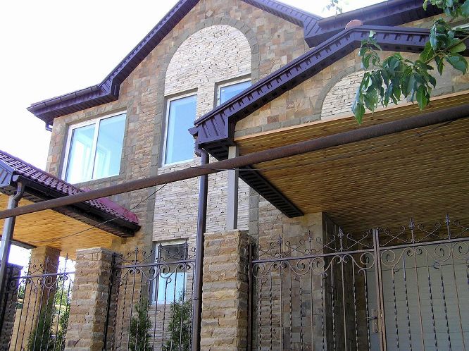 Чтобы сделать фасад дома более оригинальным, можно использовать несколько видов декоративных рустованных камней