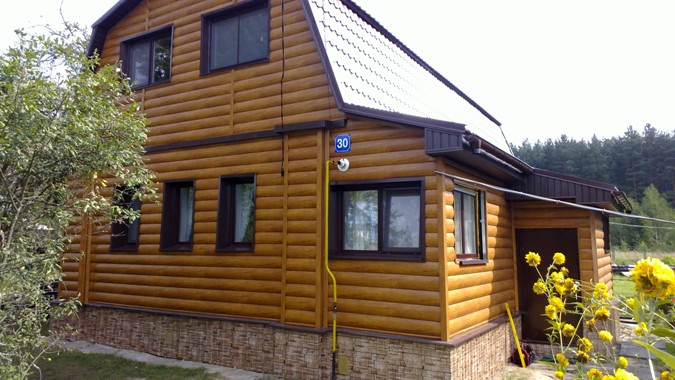 Деревянный блок-хаус используют в индивидуальном жилищном строительстве наиболее часто