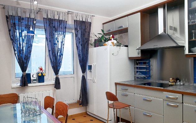 Фото: правильный выбор штор для маленькой кухни