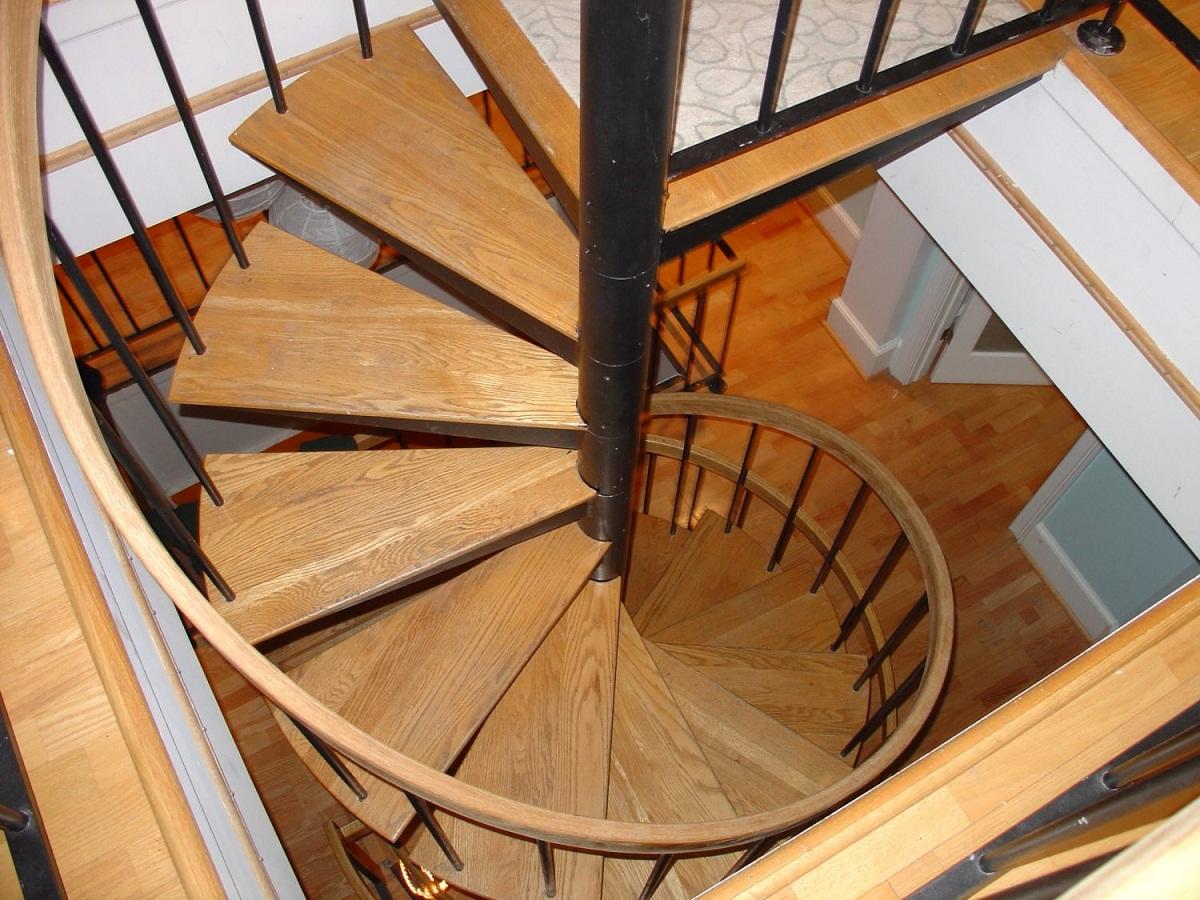 Ступени винтовых лестниц должны быть не узкими, чтобы по ним было удобно и безопасно подниматься и спускаться