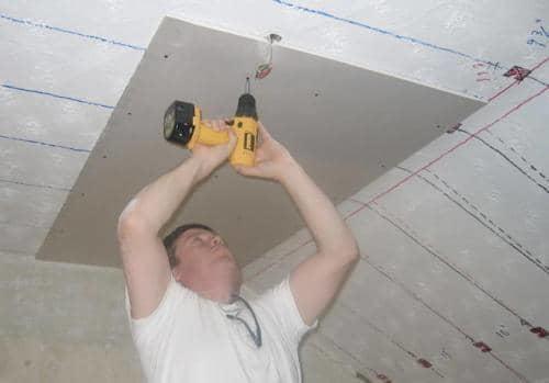 Монтаж гипсокартона на потолок требует точного замера и расчета всех необходимых показателей