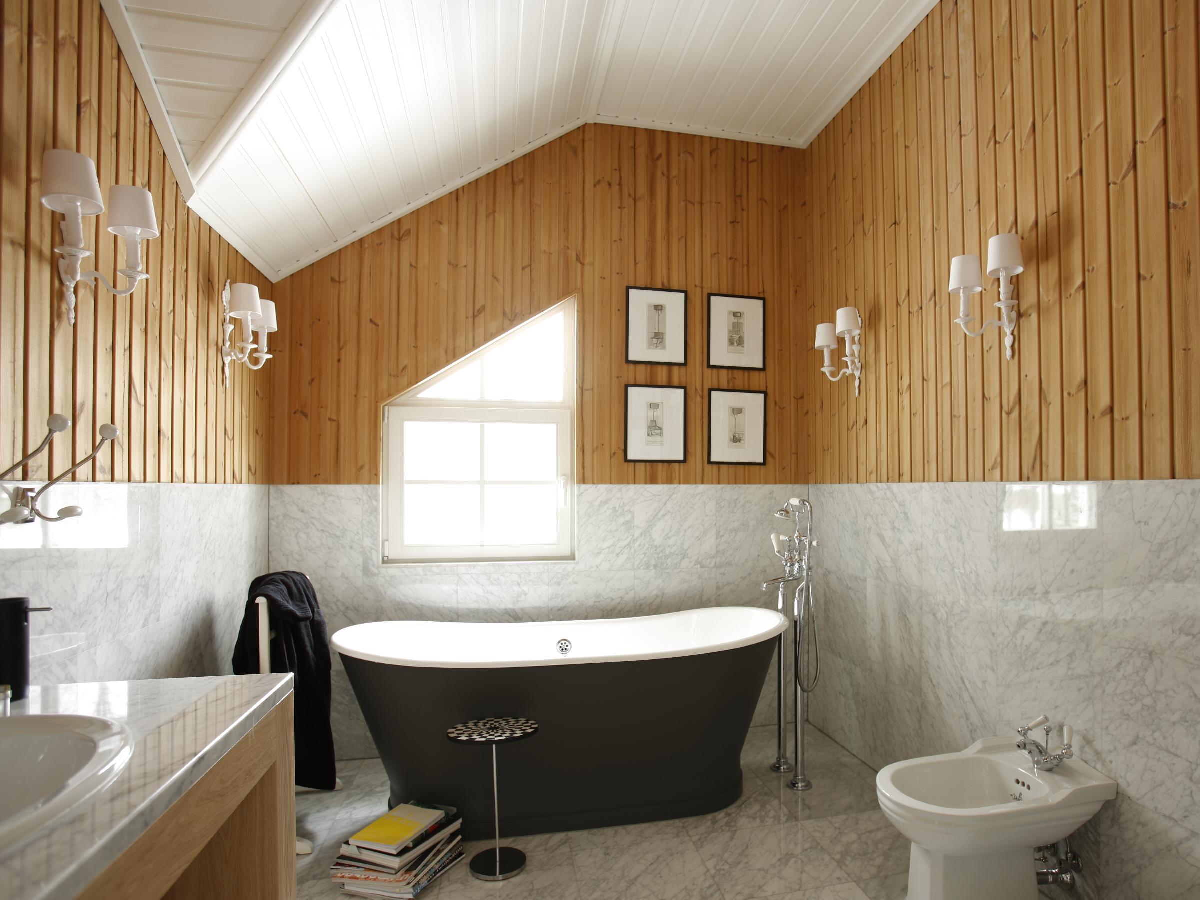 Отличный вариант для ванной комнаты – натяжной потолок, который порадует вас своей практичностью и разнообразием расцветок
