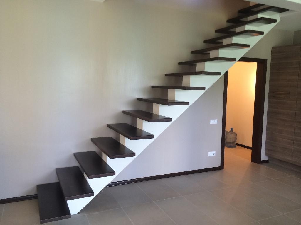 Важно также учитывать и дизайн лестницы, поскольку она должна гармонично вписываться в интерьер помещения