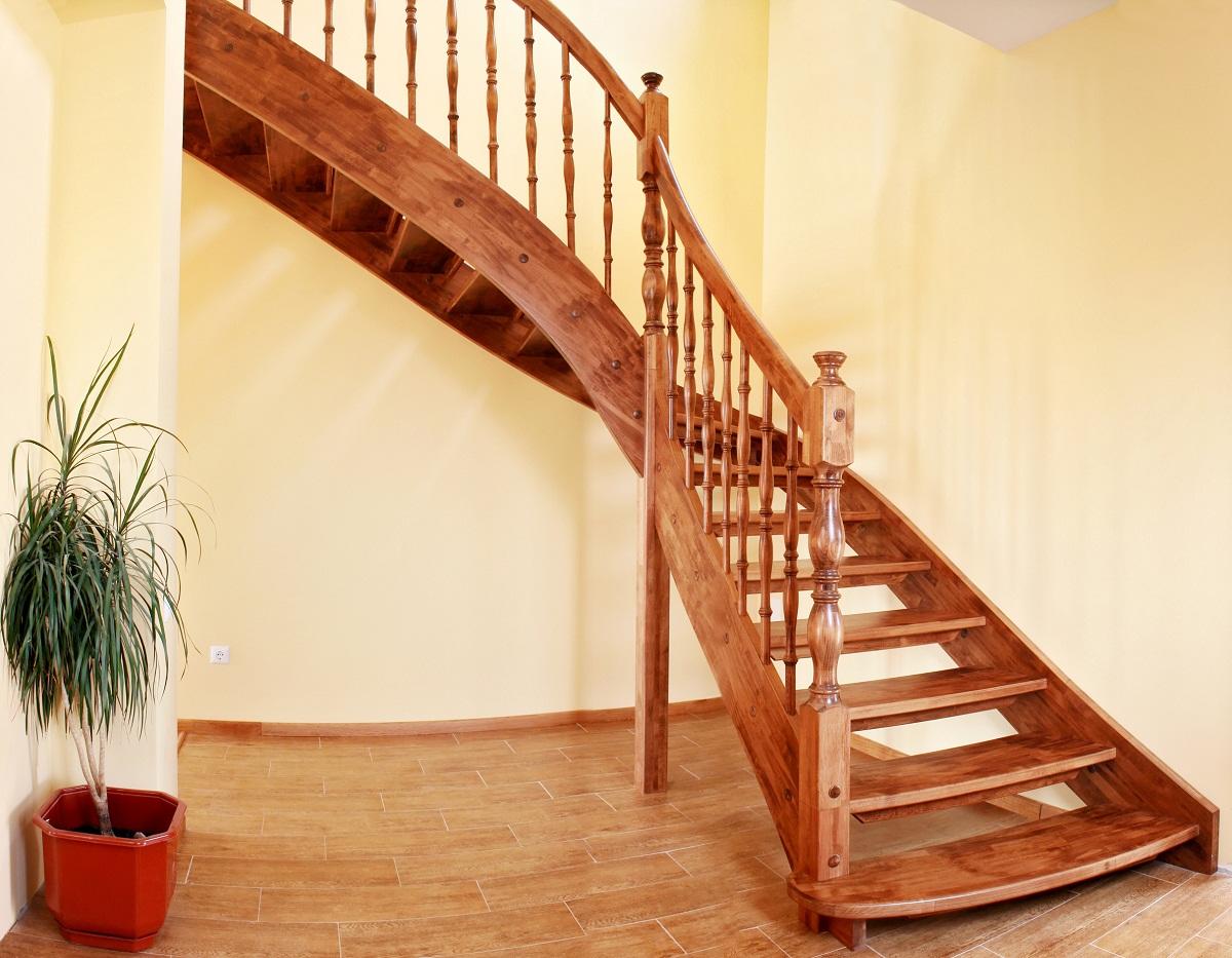 Тетива должна гармонично сочетаться по цвету и форме с другими элементами лестницы 