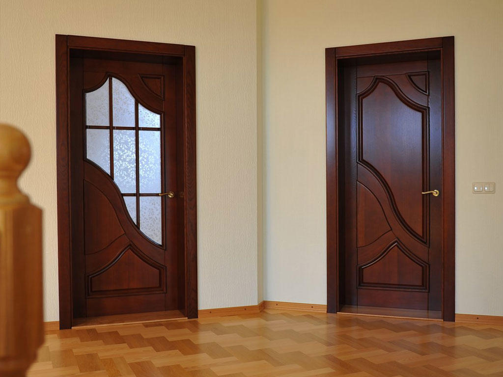 Подбирать дизайн филенчатых дверей следует с учетом интерьера помещения 