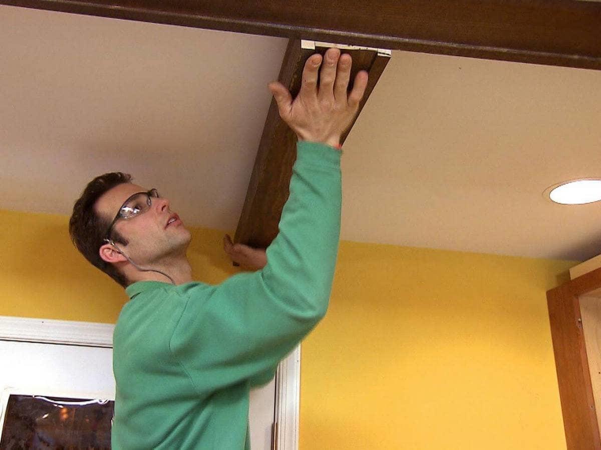 Перед тем как приступать к отделке потолка деревянными балками, следует сначала смонтировать потолочной каркас