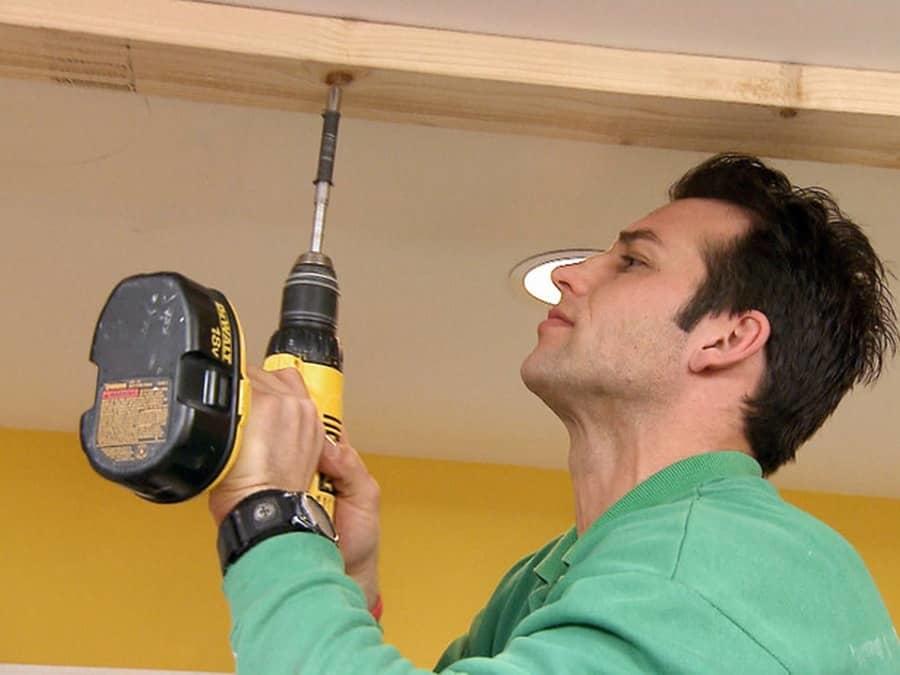 Закрепить деревянные бруски к потолку можно самостоятельно, главное – подготовить все необходимые материалы и инструменты для работы