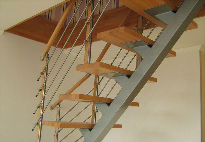 Для металлических лестниц отлично подойдут деревянные ступени из дуба, лиственницы, клёна или ореха