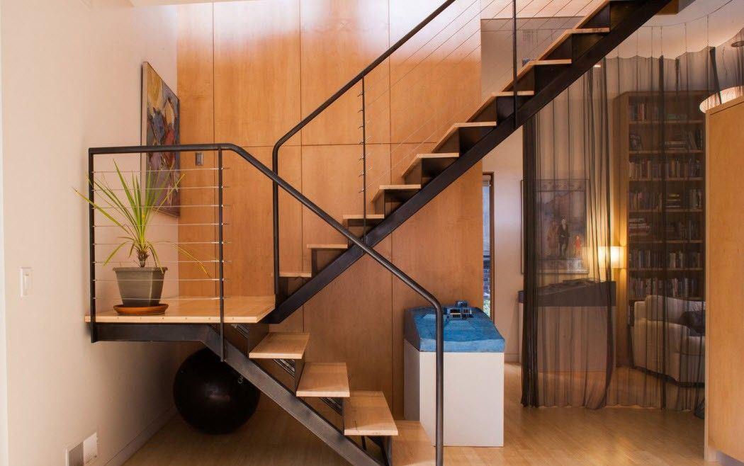 Для обустройства современного интерьера можно использовать стильную металлическую лестницу с деревянными ступенями