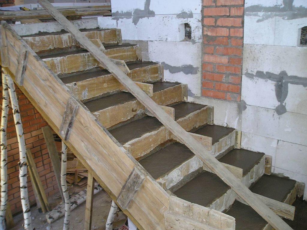 Изготавливая бетонную лестницу самостоятельно, необходимо соблюсти все нормы при монтаже, технику безопасности и нужные расчеты