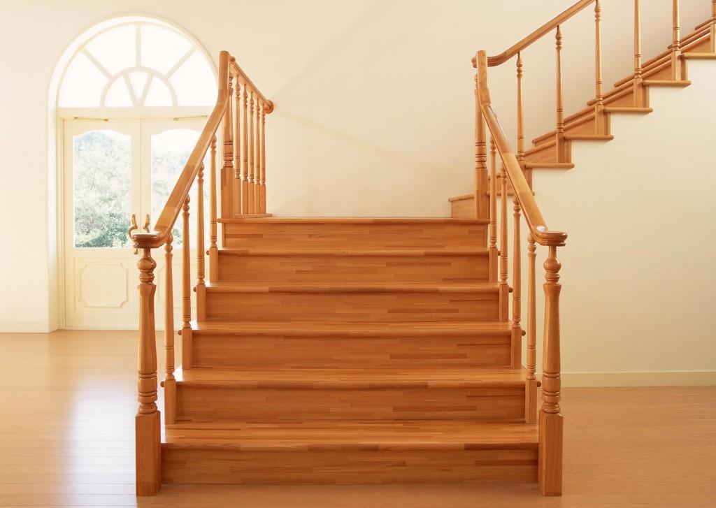 Подбирая и устанавливая перила для лестницы, нужно учитывать не только их дизайн, но высоту и практичность 