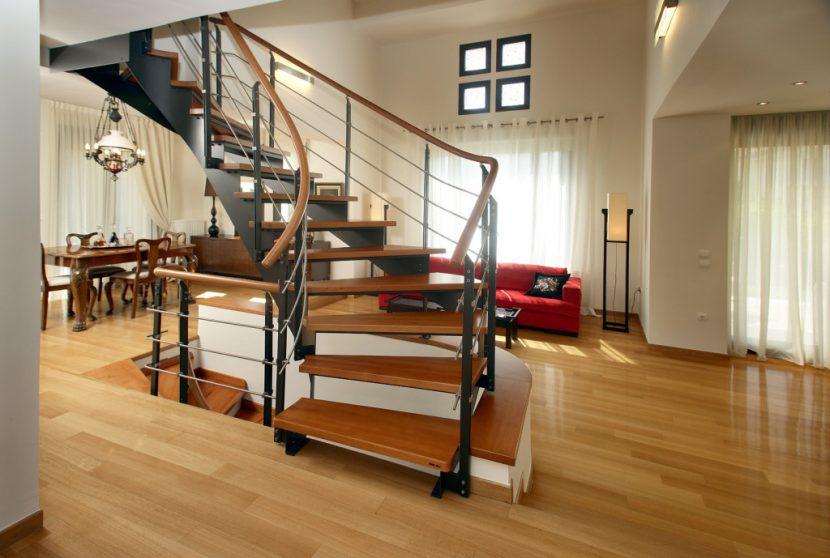 Металлокаркасная лестница обладает высоким уровнем грузоподъемности и длительным сроком эксплуатации