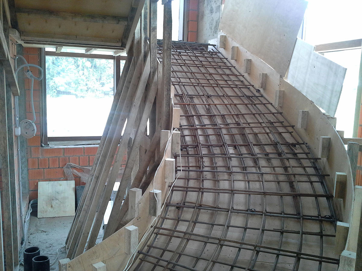 Монолитная железобетонная лестница прекрасно подходит для складских помещений 