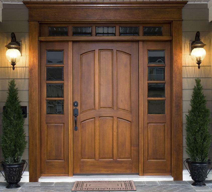 Филенчатые двери можно устанавливать как в межкомнатном дверном проеме, так и в качестве входной двери 