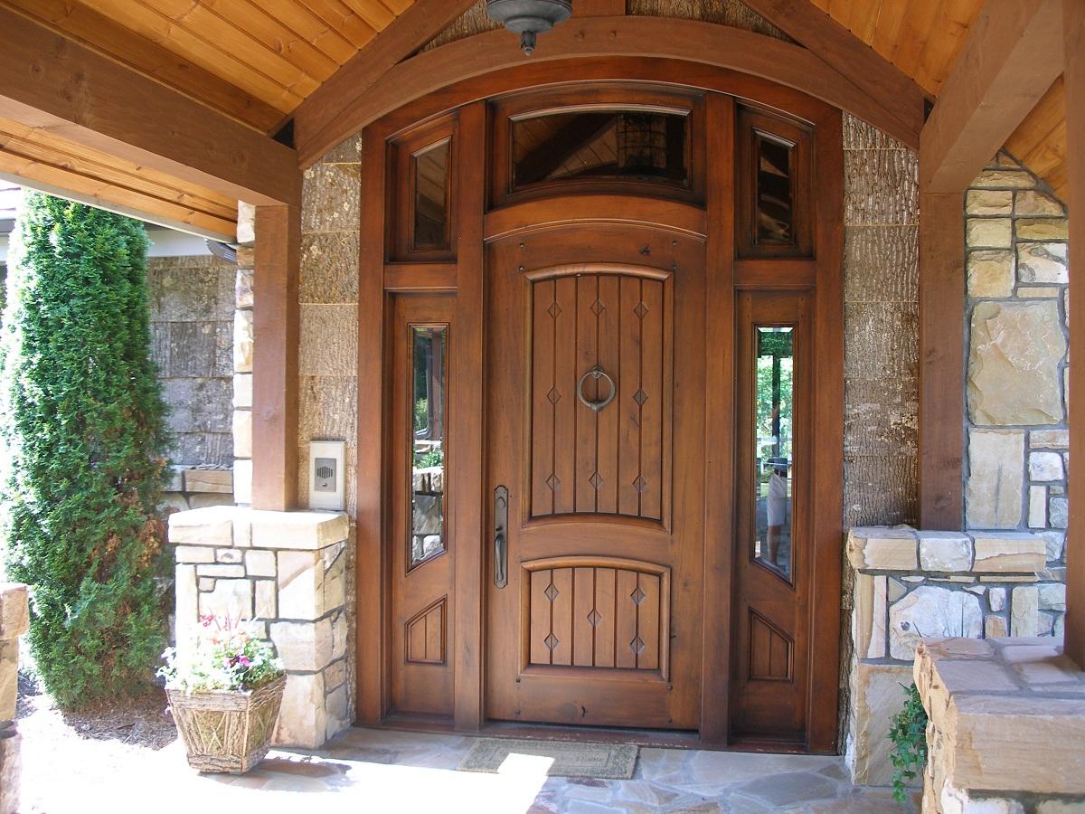 Среди преимуществ дверей из дерева стоит отметить экологичность и отличные эстетические качества 