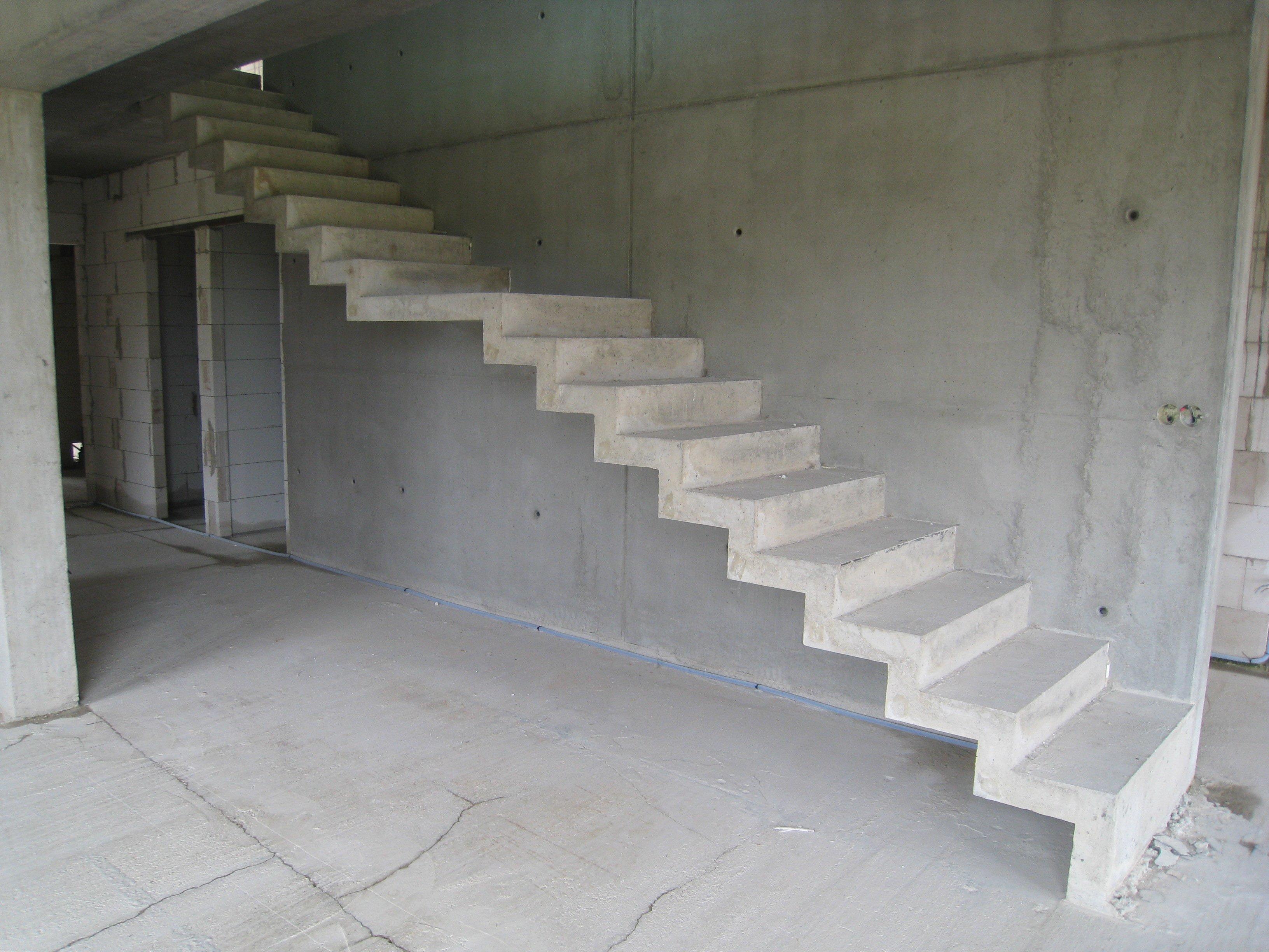 Перед тем как будет установлена входная металлическая или деревянная лестница на бетонном основании, требуется обязательно определиться с тем, какого вида будет конструкция