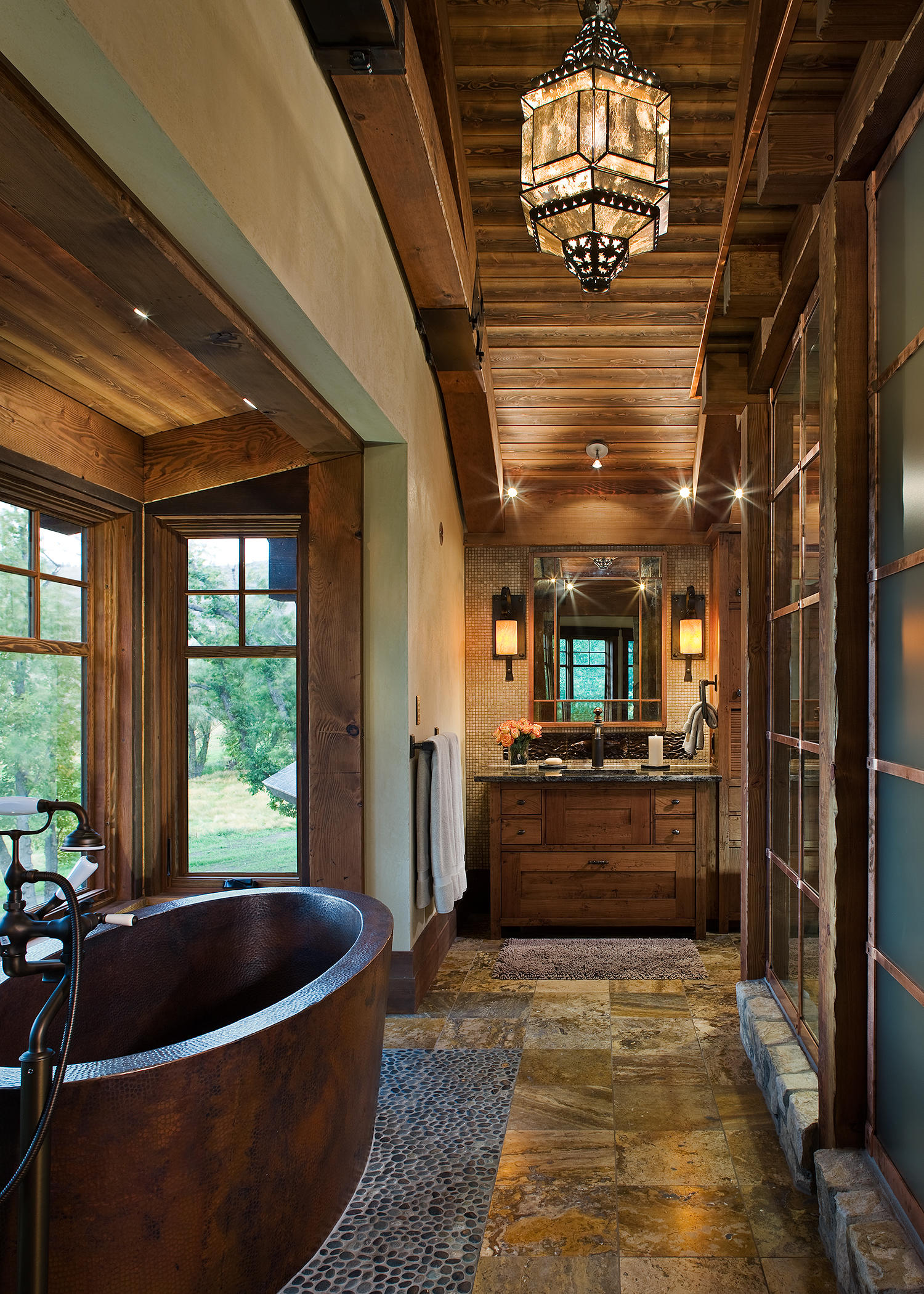 Потолок в ванной комнате можно красиво оформить в нужном стиле, используя любой вид отделочных материалов