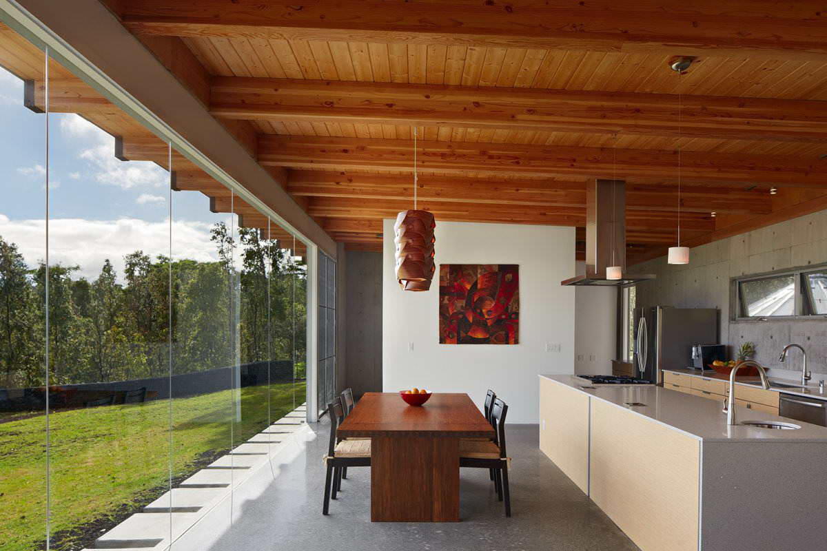 Потолок с балками можно встретить не только в гостиной, но и в кухне, и даже в спальне
